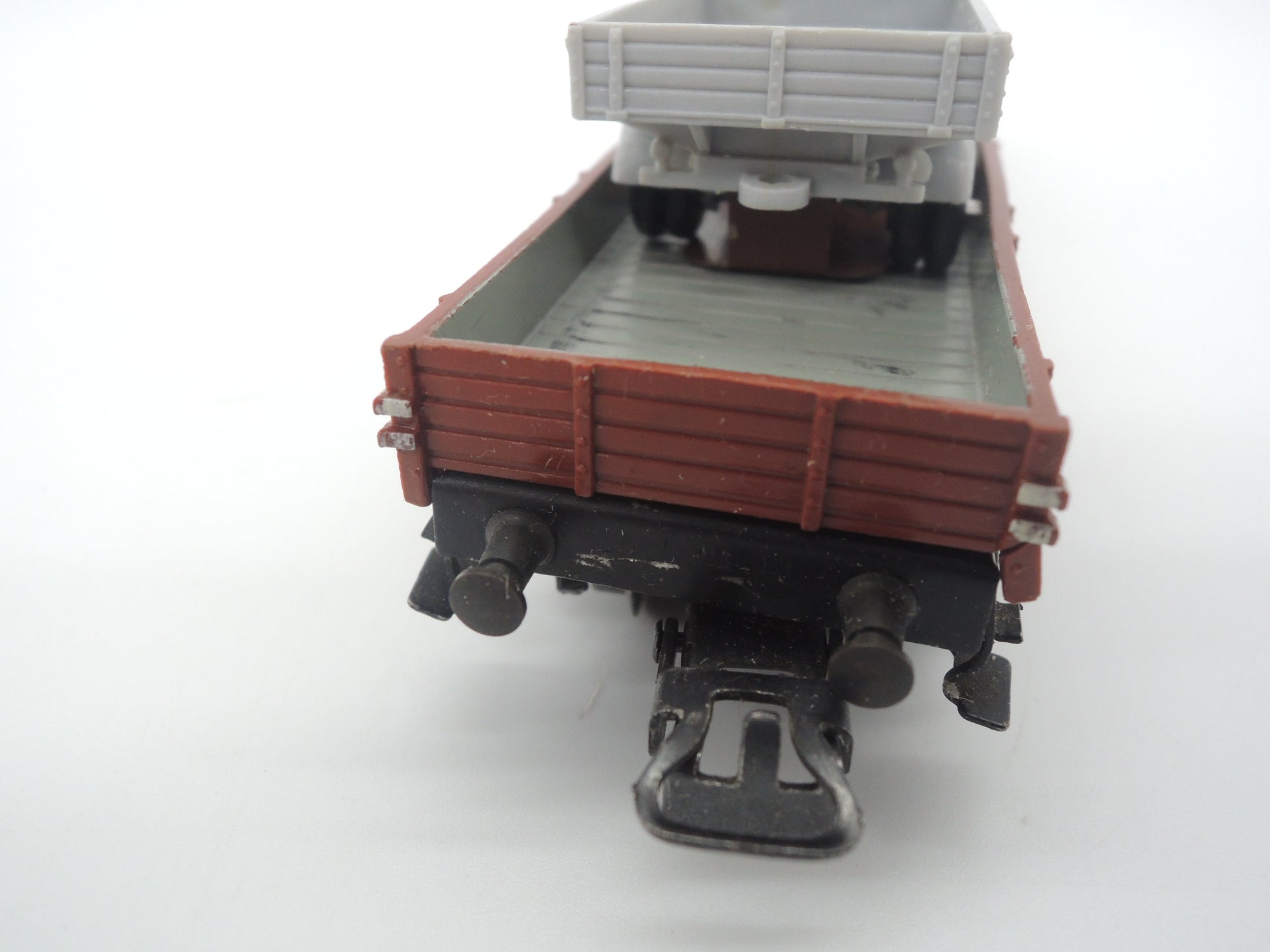 Märklin HO-Scale 4515 Wagon plat marron à côté bas avec deux camions Märklin HO-Scale 4515 Wagon plat marron à côté bas avec deux camions