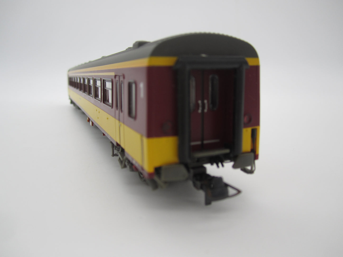 L.S. Models H0 - 44 061-1 - ICR rijtuig A10 Benelux 1e klas van de NS