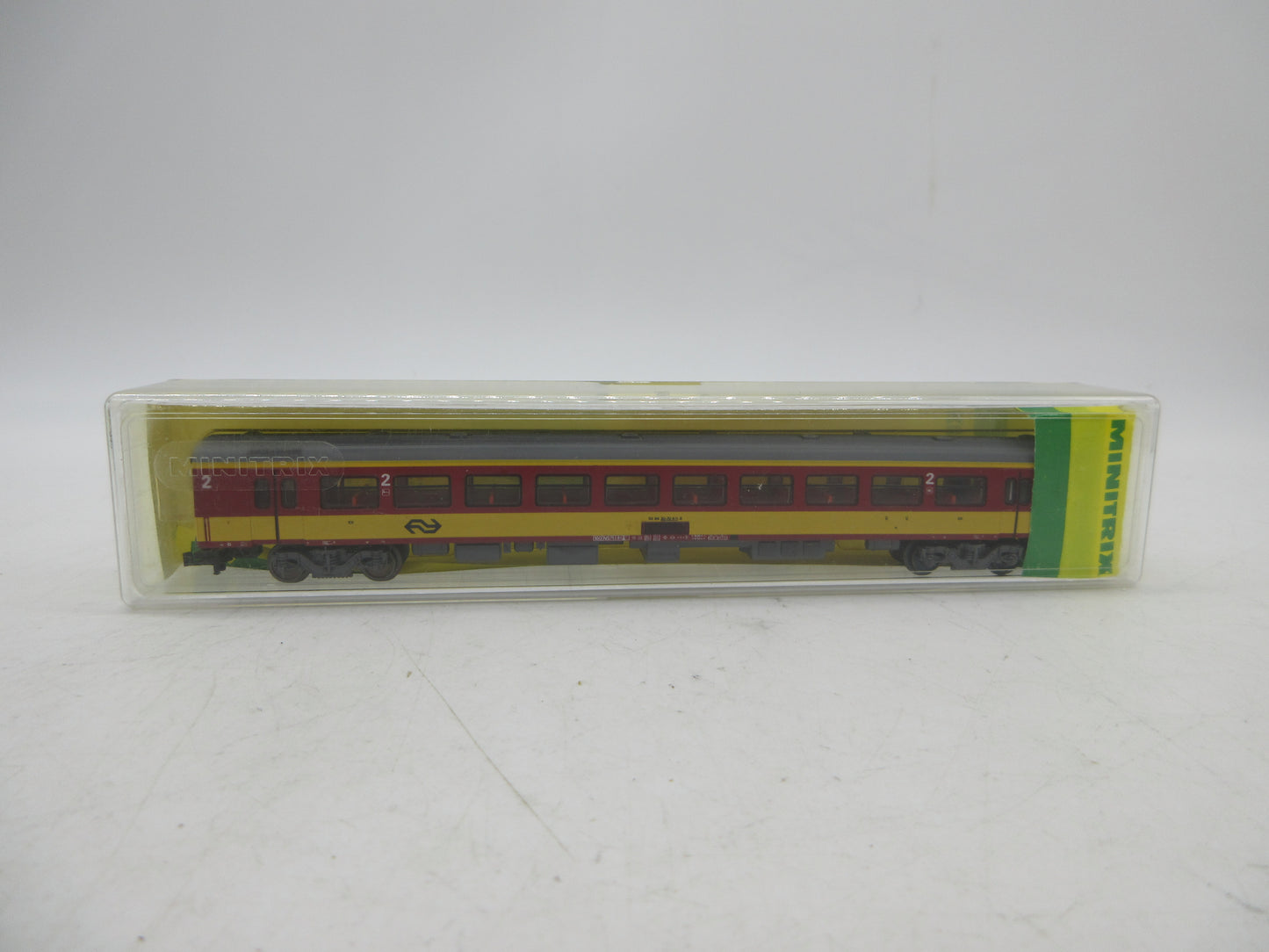 Minitrix N - 13387 - Personenwagen 2e klas "Benelux" van de NS, met verlichting