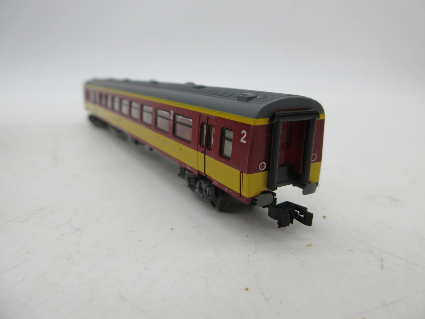 Minitrix N - 13387 - Personenwagen 2e klas "Benelux" van de NS, met verlichting