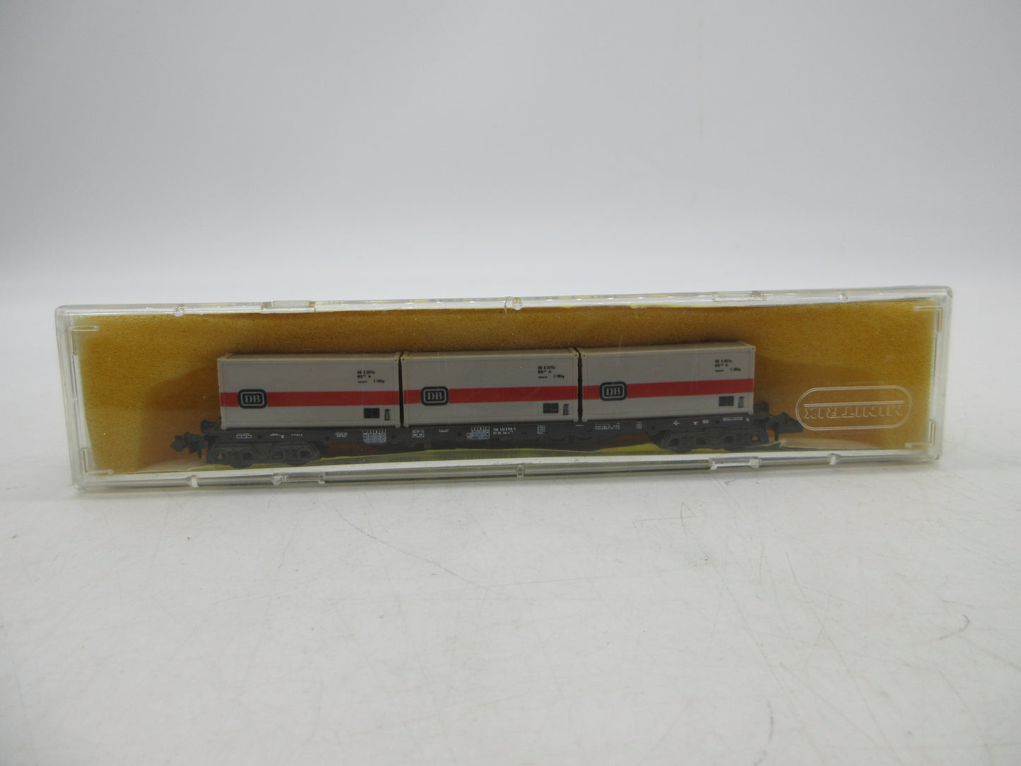 Minitrix N - 51 3511 00 - 4-assige containerwagen, met 3 containers beladen van de DB