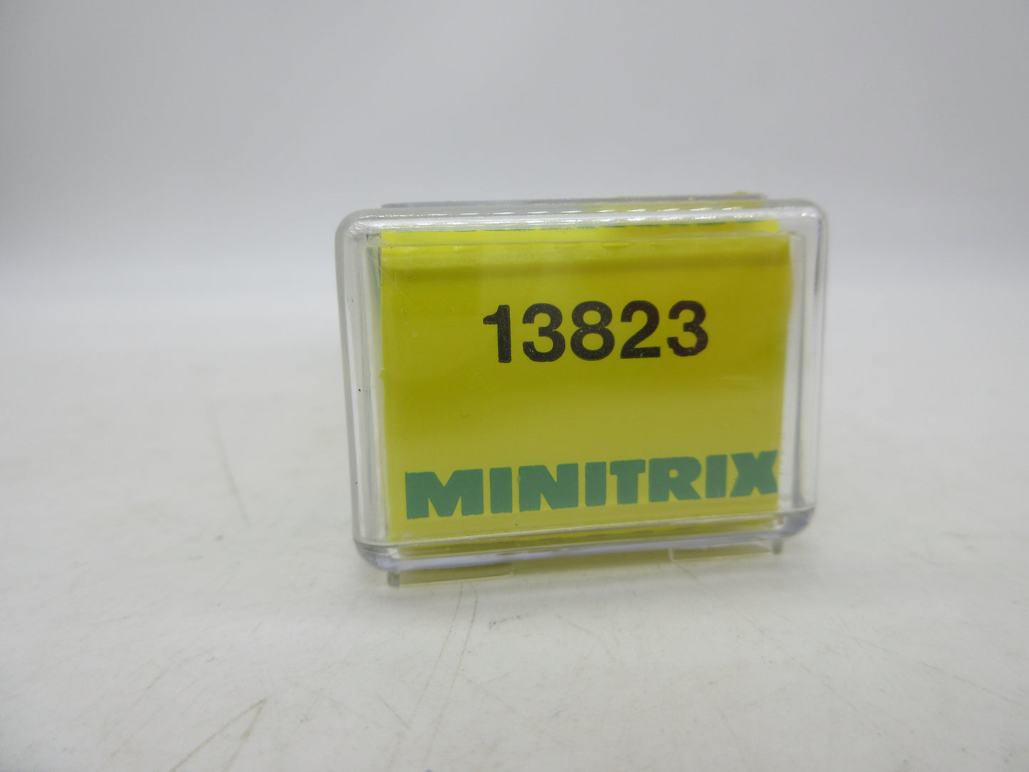 Minitrix N - 13823 - Containerwagen, beladen met 2 containers van de DB