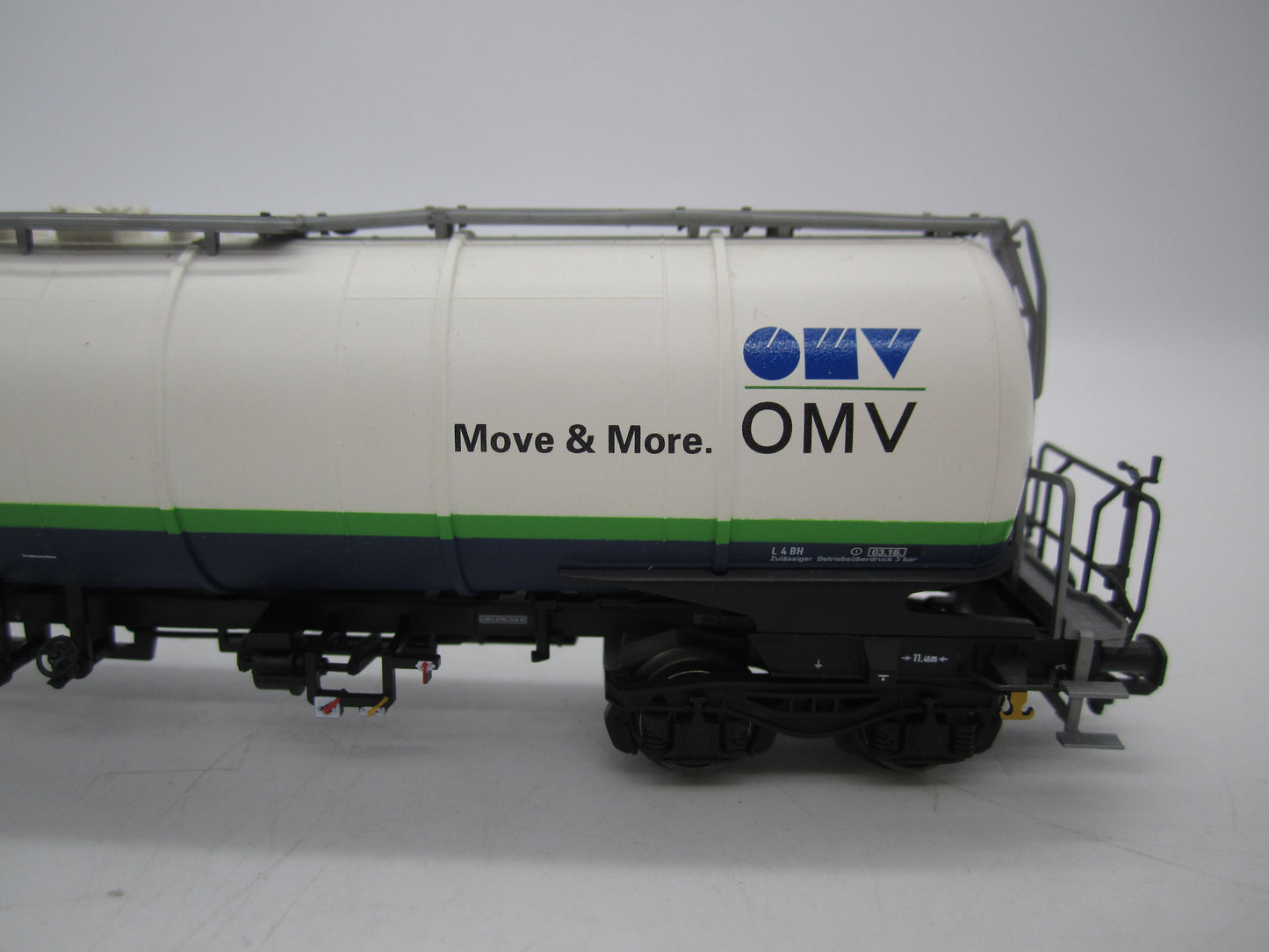 Trix H0 - 24206-04 - 4-assige ketelwagen "OMV/Ermewo" - AC