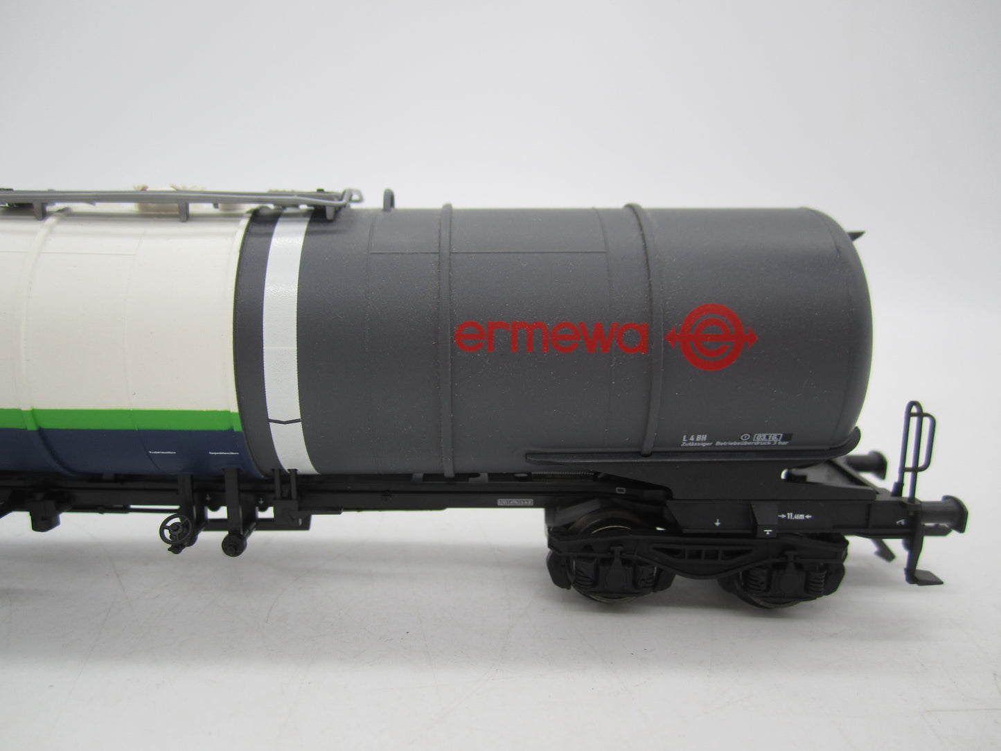 Trix H0 - 24206-04 - 4-assige ketelwagen "OMV/Ermewo" - AC