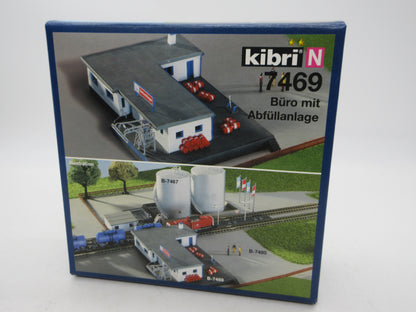 Kibri N - 7469 - Kantoortje oliemaatschappij met afvulstation