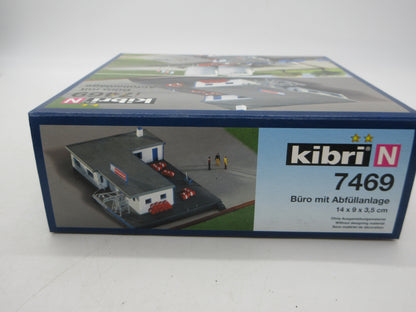 Kibri N - 7469 - Kantoortje oliemaatschappij met afvulstation