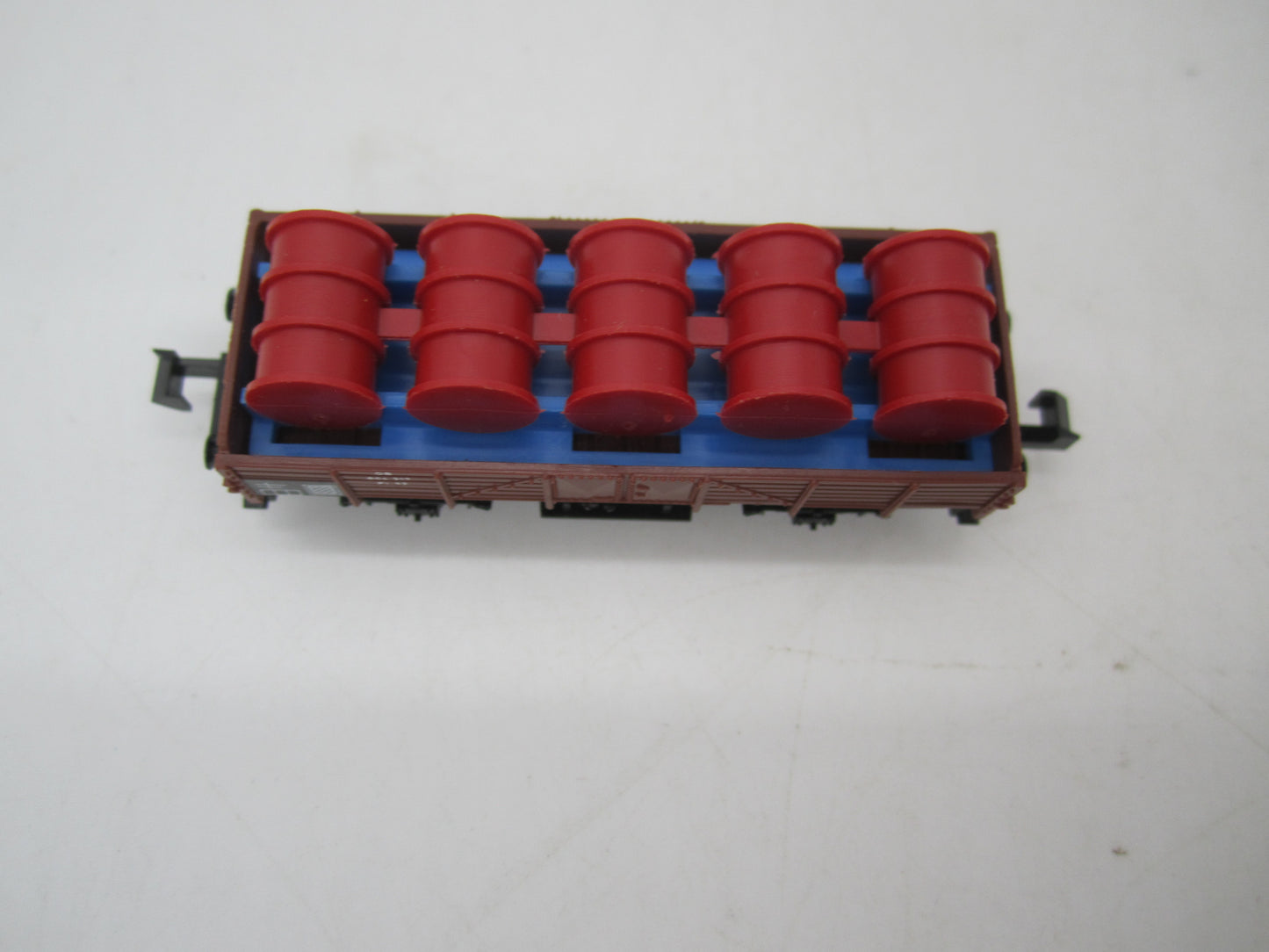 Minitrix N - 51 3513 00 - Lageboordwagen, beladen met vaten van de DB