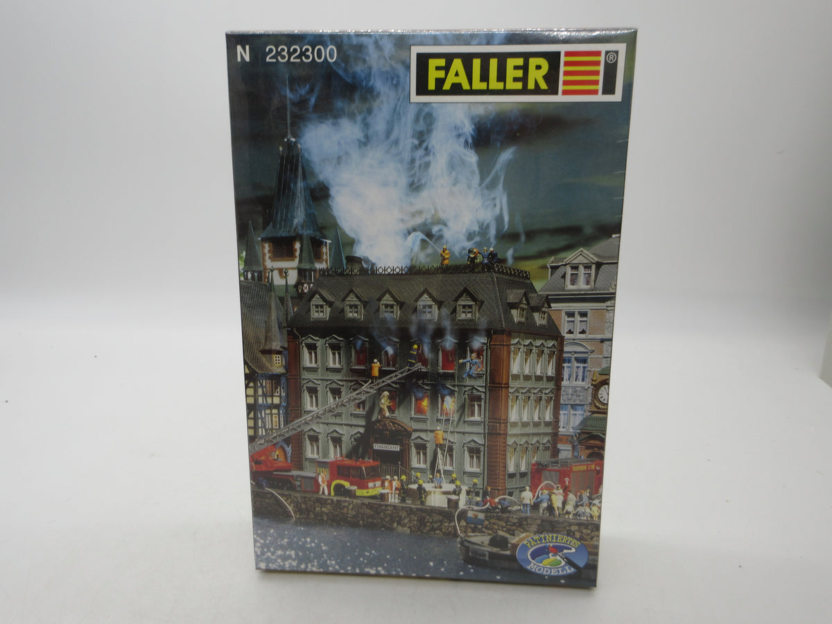 Faller N - 232300 - Bouwpakket: Belastingkantoor in vuur en vlam
