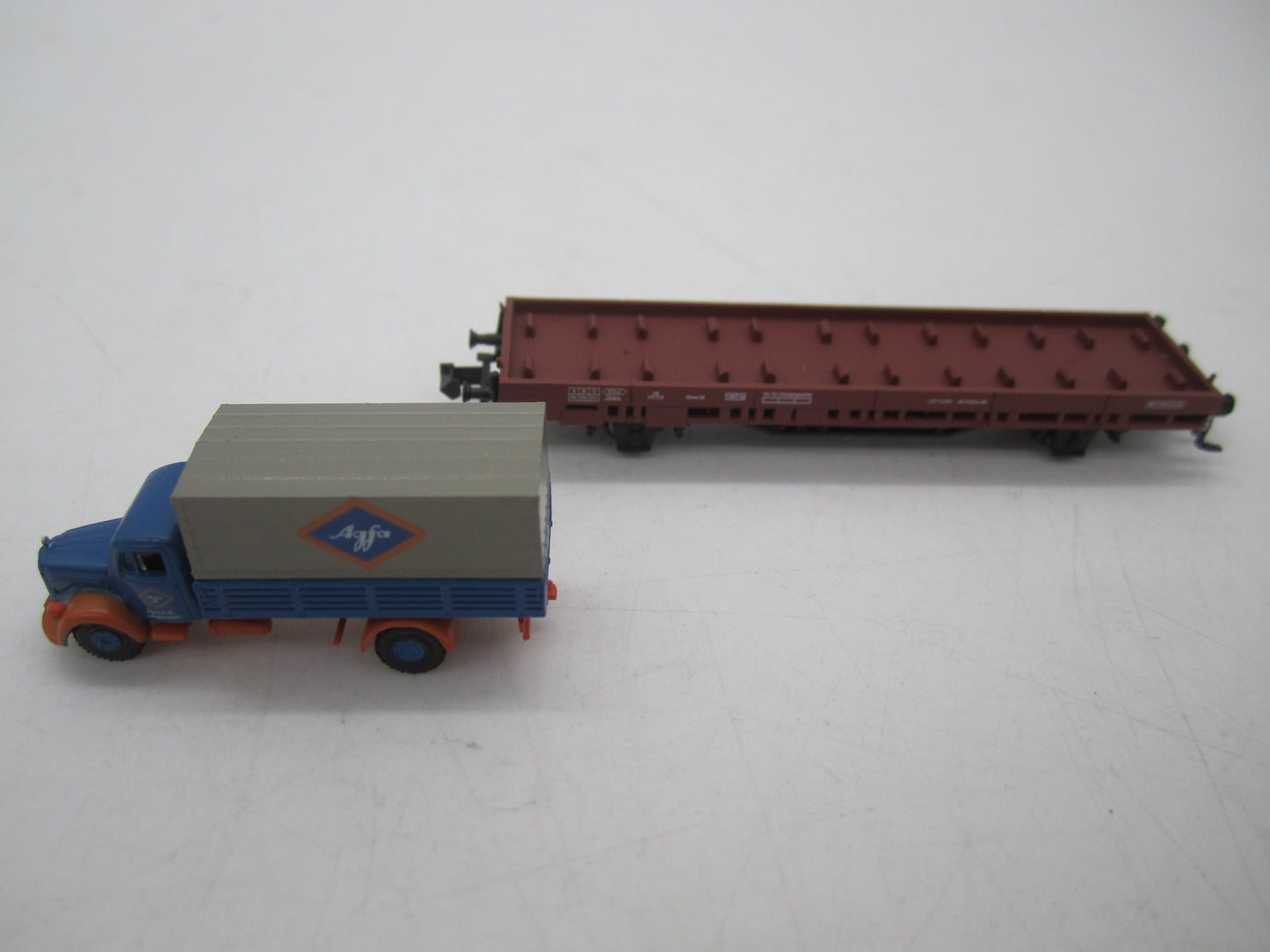 Hobbytrain N - H23817 - Platte wagen met truck van de DB