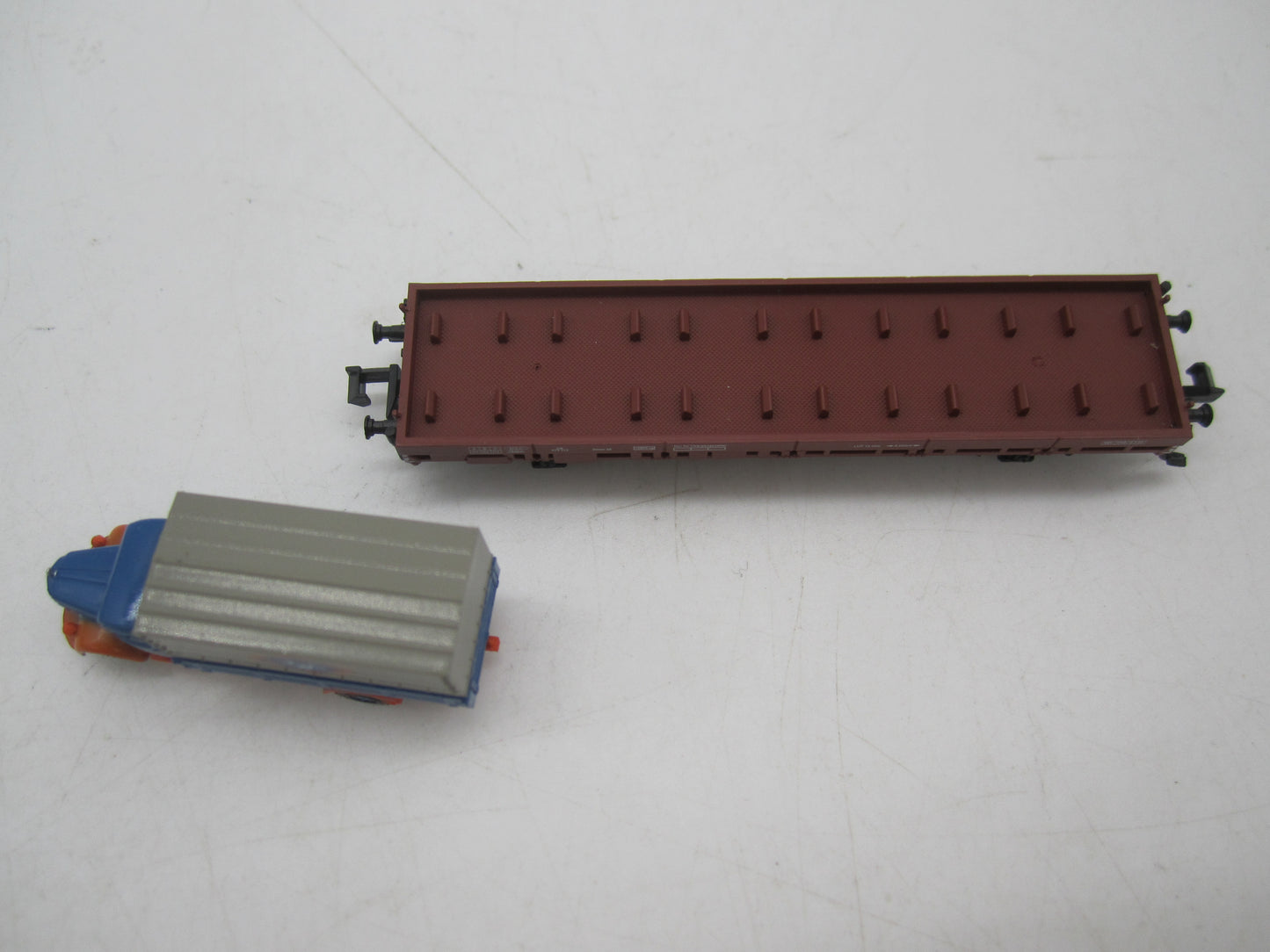 Hobbytrain N - H23817 - Platte wagen met truck van de DB