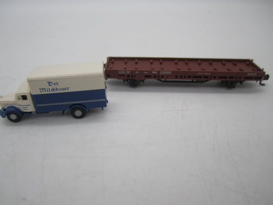 Hobbytrain N - H23817 - Platte wagen met truck "der Milchbauer" van de DB