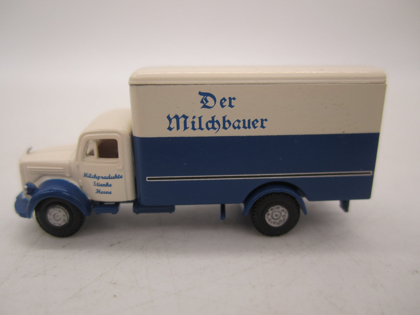 Hobbytrain N - H23817 - Platte wagen met truck "der Milchbauer" van de DB