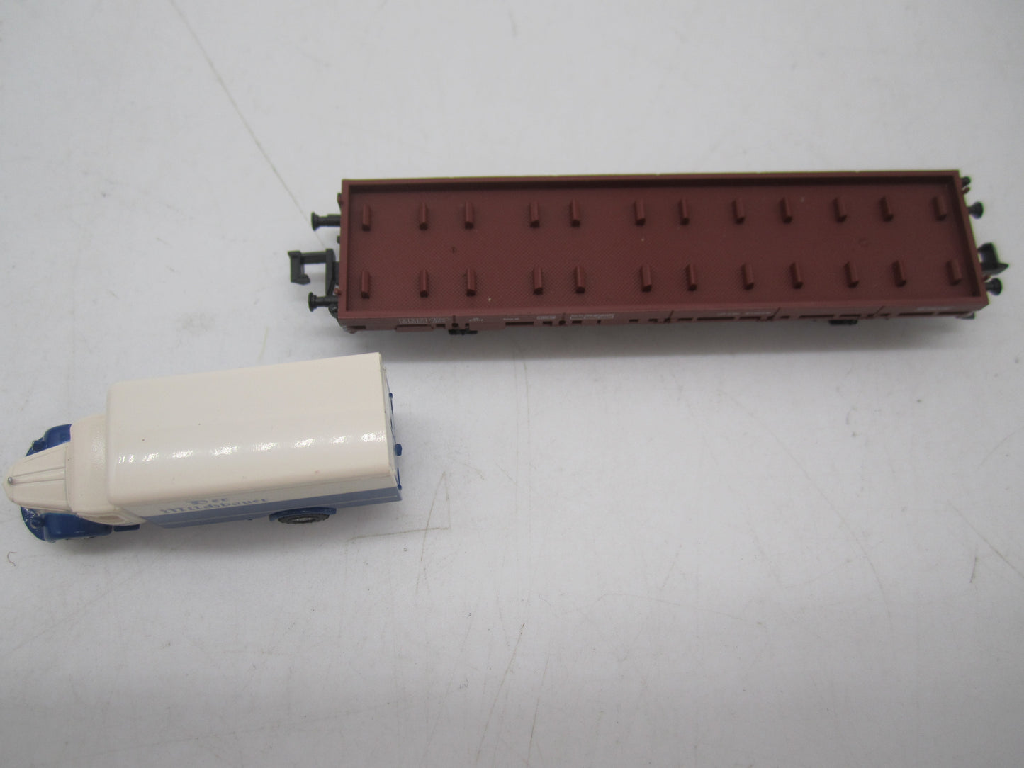 Hobbytrain N - H23817 - Platte wagen met truck "der Milchbauer" van de DB